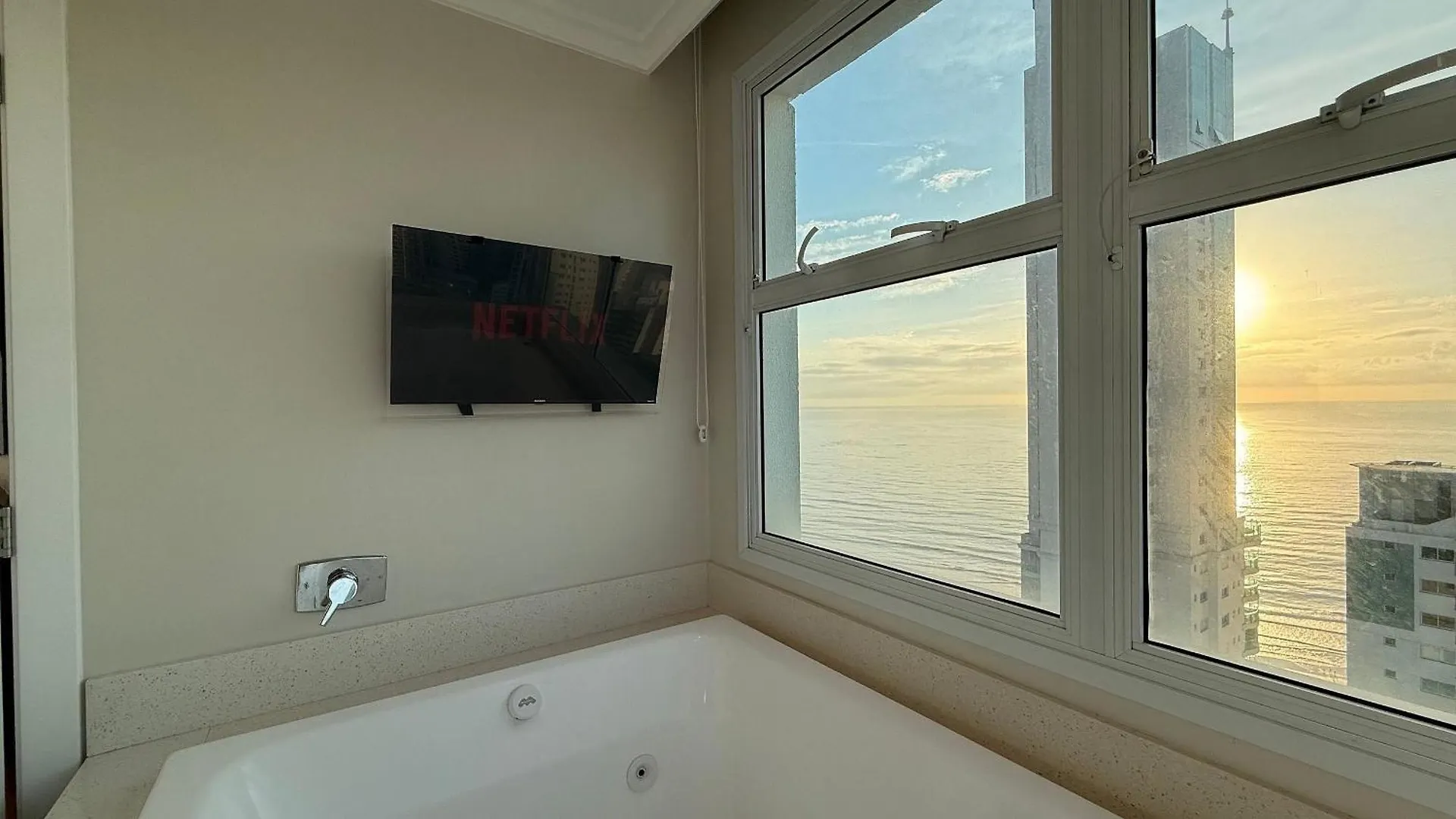 Apartament El01- Jacuzzi Vista Mar| 4 Garagens| Piscina Balneário Camboriú
